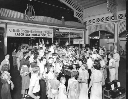 Louisville_Motors_Co_picnic_at_Fontaine_Ferry_Park_inside_pavilion_Louisville_Kentucky_1936